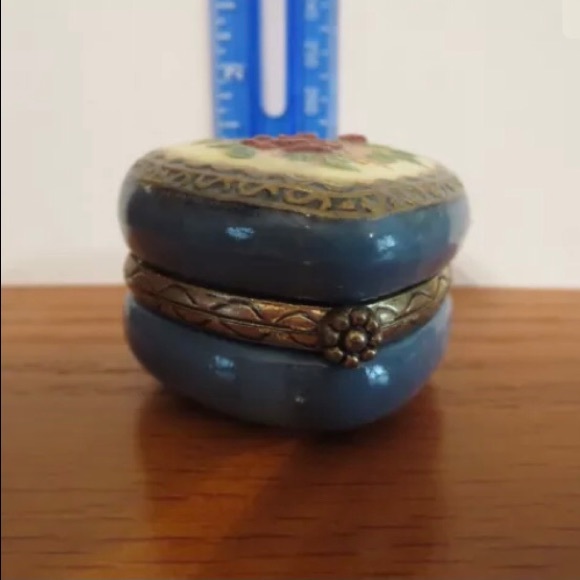 Porcelain Heart Shaped Trinket Box - Picture 3 of 6